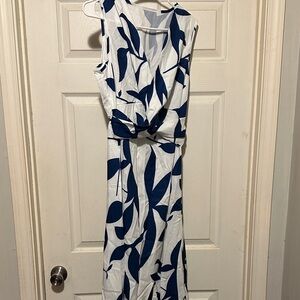 Chic Navy and White Leaf Print Maxi Dress